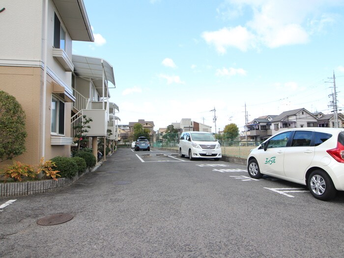 物件外観写真3　(駐車場)