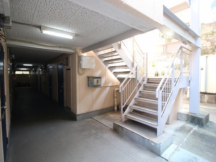 物件外観写真6　(エントランス部分)