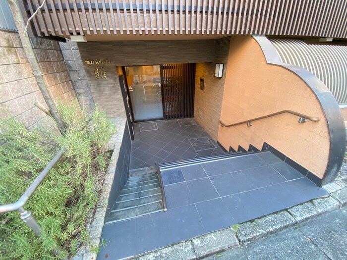 物件外観写真4　(エントランス部分)