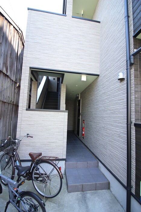 物件外観写真3　(エントランス部分)