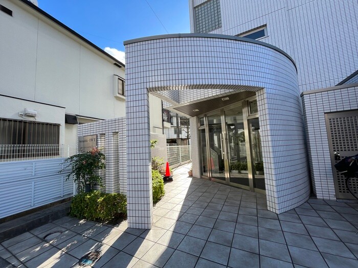 物件外観写真3　(エントランス部分)