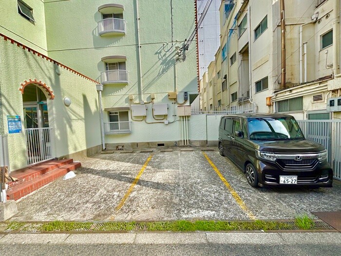 物件外観写真3　(駐車場)