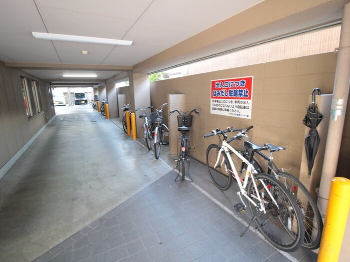 物件外観写真4　(駐輪場)