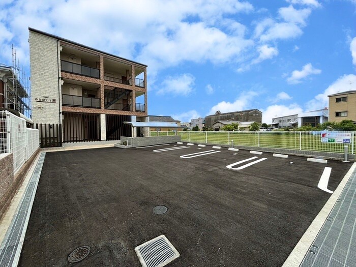 物件外観写真3　(駐車場)