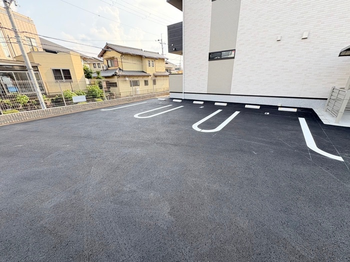 物件外観写真2　(駐車場)