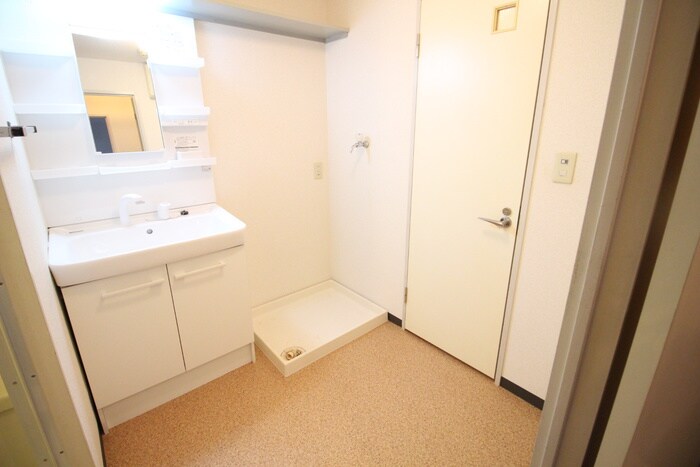 物件内観写真12　(洗濯機置場)