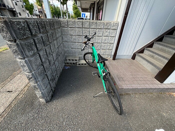 物件外観写真4　(駐輪場)