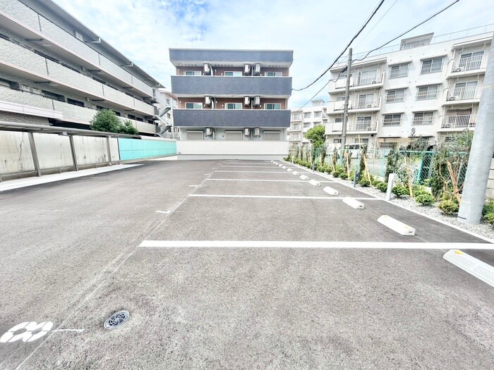 物件外観写真4　(駐車場)