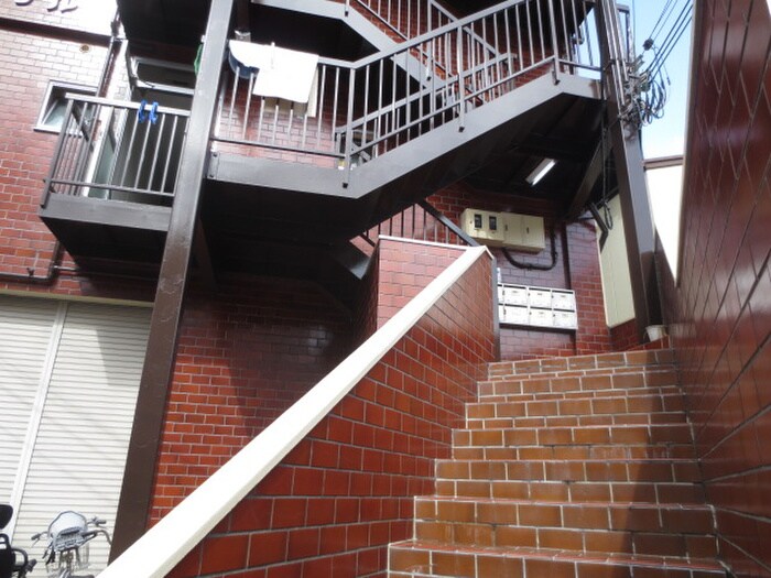 物件外観写真3　(エントランス部分)