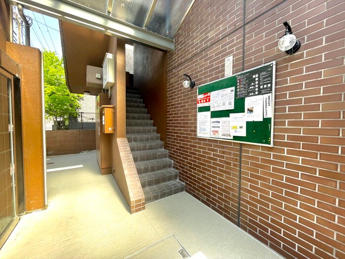 物件外観写真5　(エントランス部分)