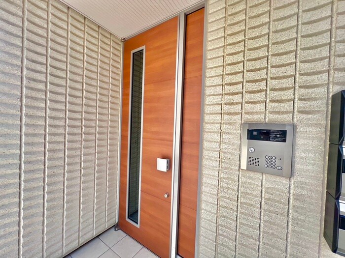 物件外観写真4　(エントランス部分)