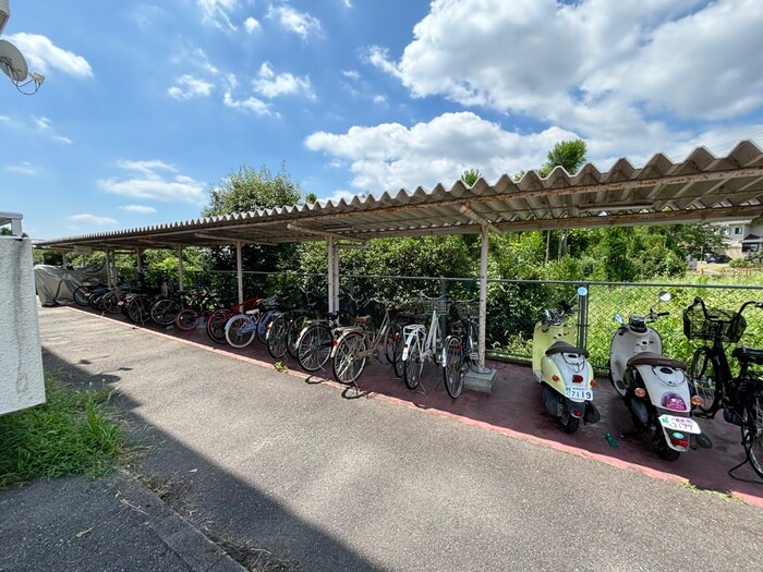 物件外観写真3　(駐輪場)