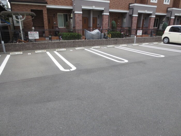 物件外観写真6　(駐車場)