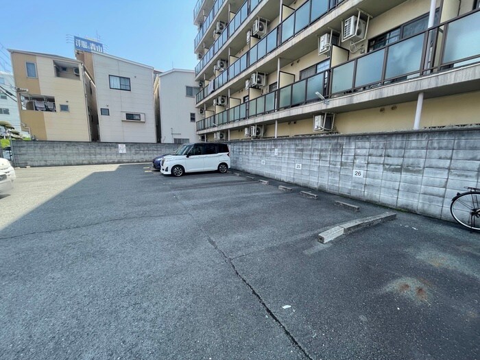 物件外観写真4　(駐車場)