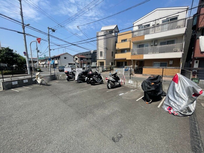 物件外観写真5　(バイク置き場)