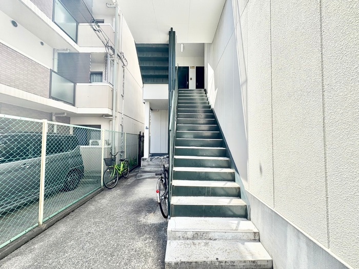 物件外観写真4　(エントランス部分)