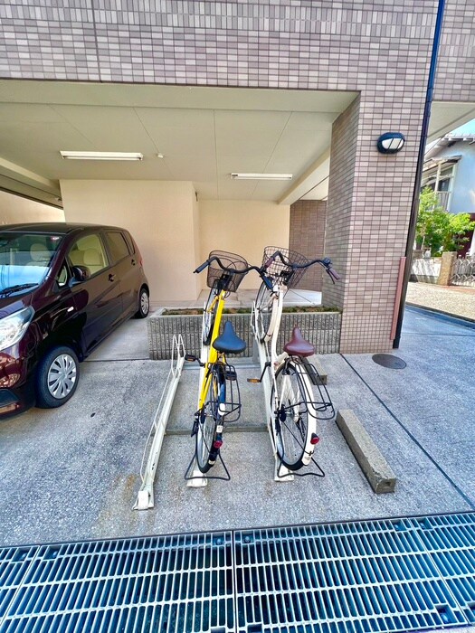 物件外観写真4　(駐輪場)