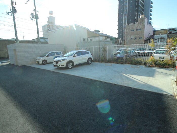 物件外観写真3　(駐車場)
