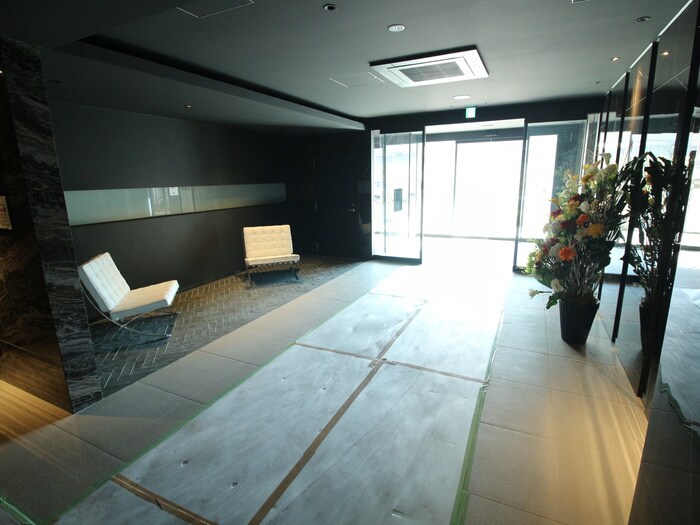 物件外観写真4　(エントランス部分)