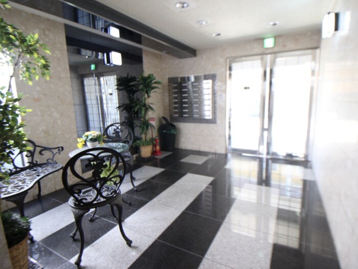 物件外観写真4　(エントランス部分)