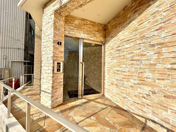 物件外観写真2　(エントランス部分)