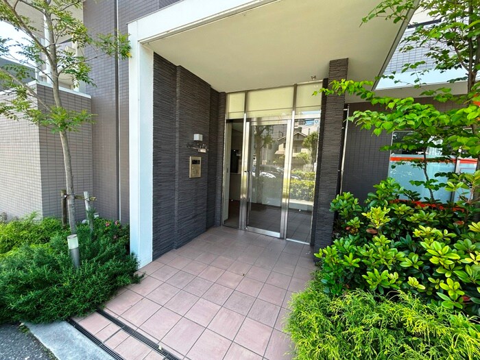 物件外観写真4　(エントランス部分)
