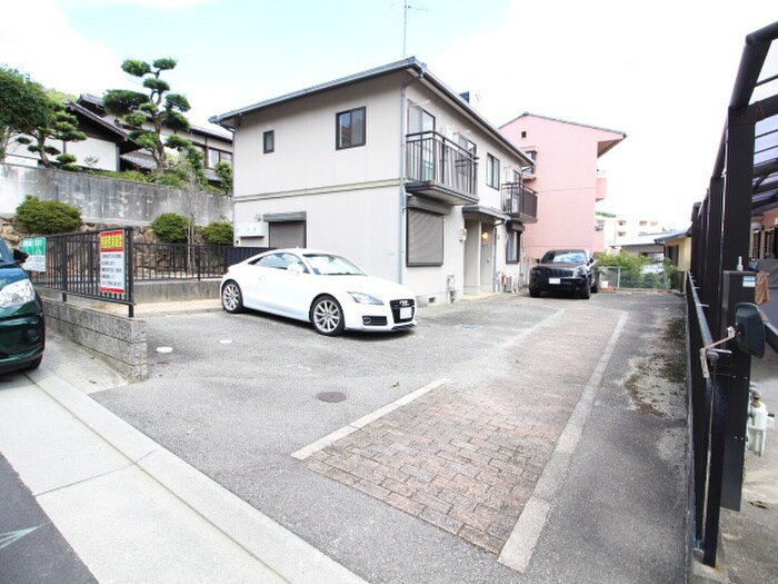 物件外観写真2　(駐車場)