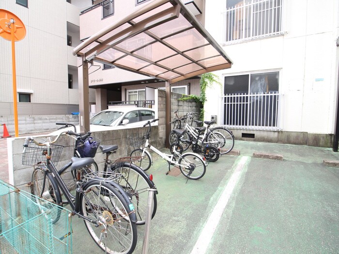 物件外観写真4　(駐輪場)