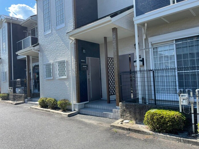 物件外観写真2　(エントランス部分)