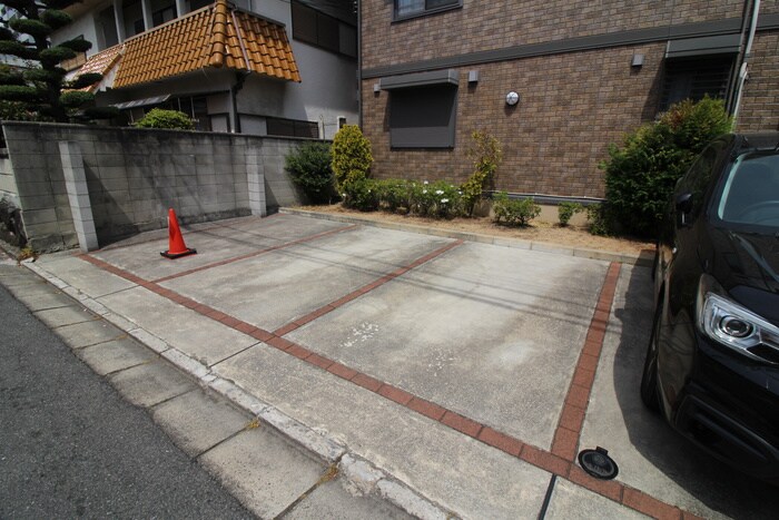 物件外観写真5　(駐車場)