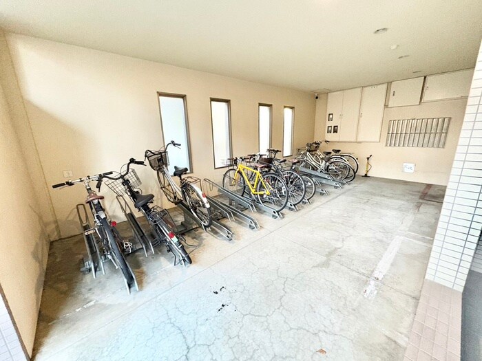 パークサイド西小路の駐輪場