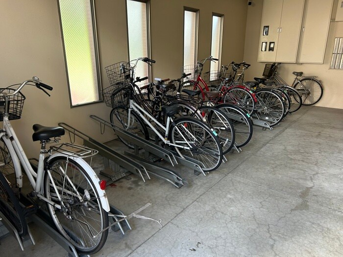 物件外観写真4　(駐輪場)