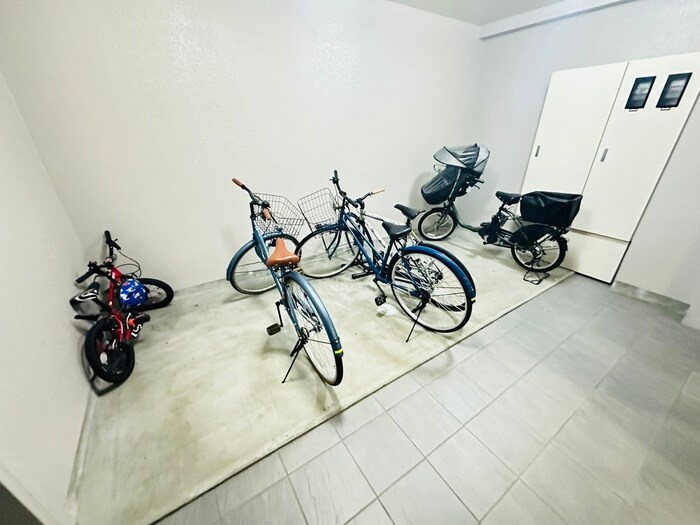 物件外観写真5　(駐輪場)