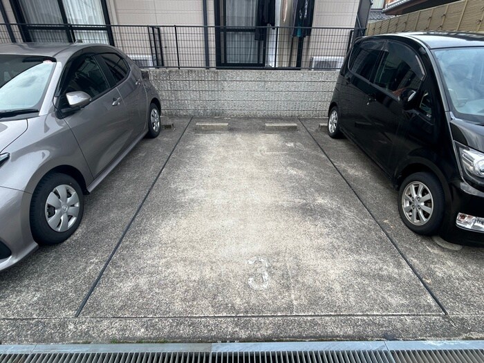 物件外観写真3　(駐車場)