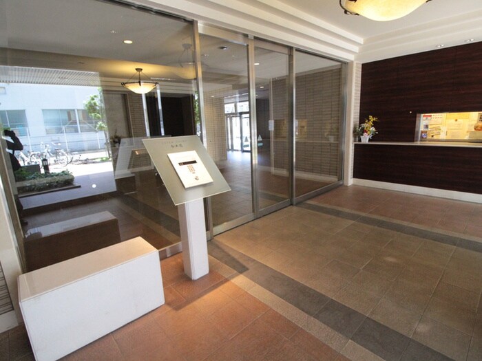 物件外観写真3　(エントランス部分)