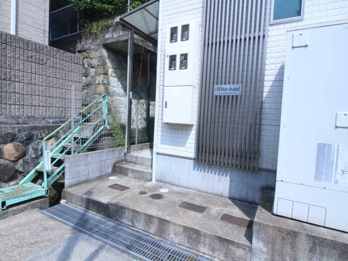 物件外観写真4　(エントランス部分)