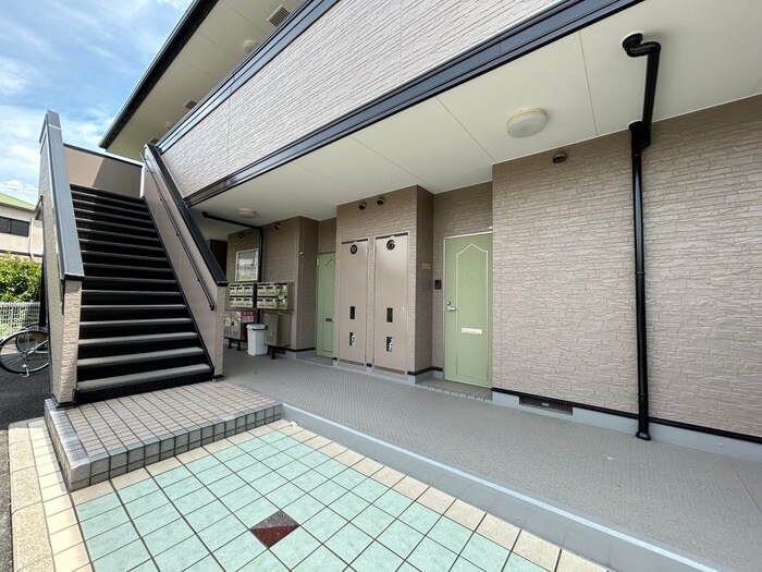 物件外観写真3　(エントランス部分)