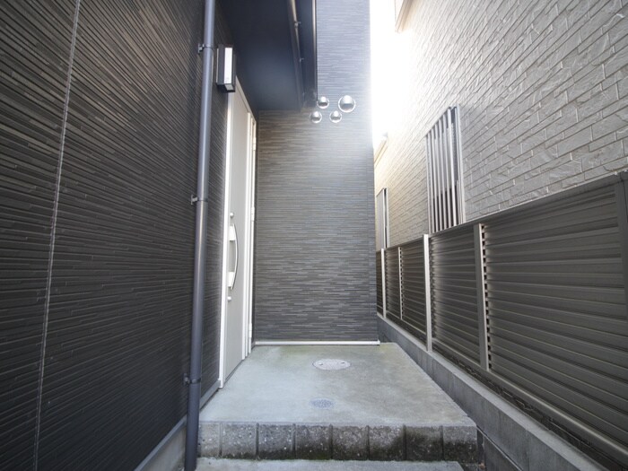 物件外観写真3　(エントランス部分)