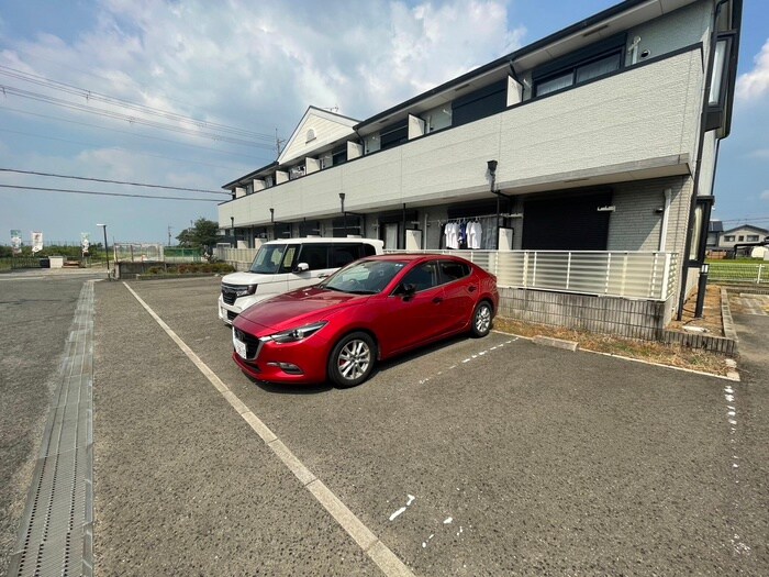 物件外観写真3　(駐車場)