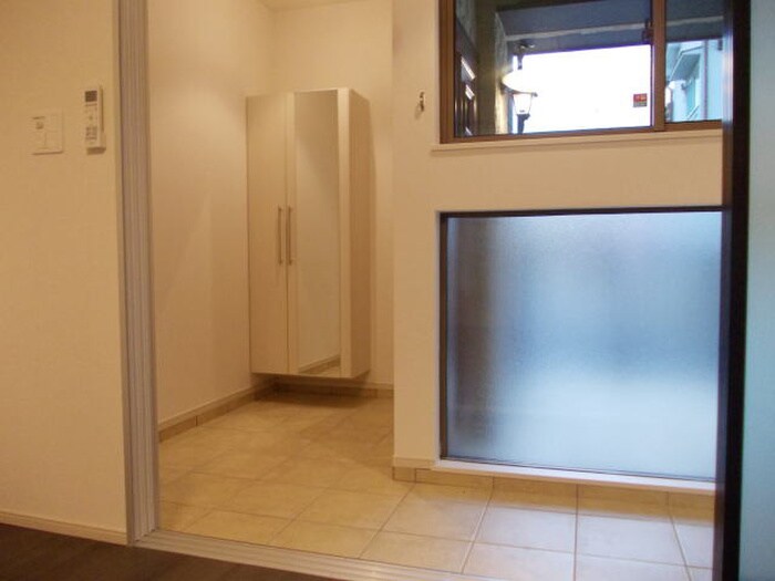 物件内観写真11　(玄関)
