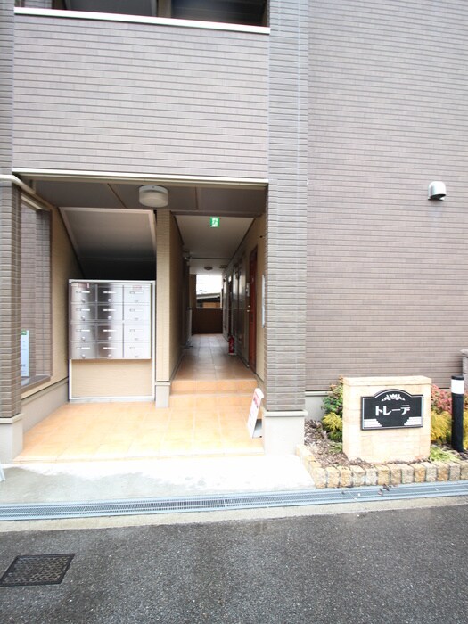 物件外観写真2　(エントランス部分)