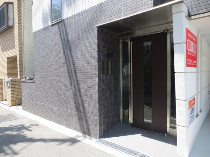 物件外観写真2　(エントランス部分)