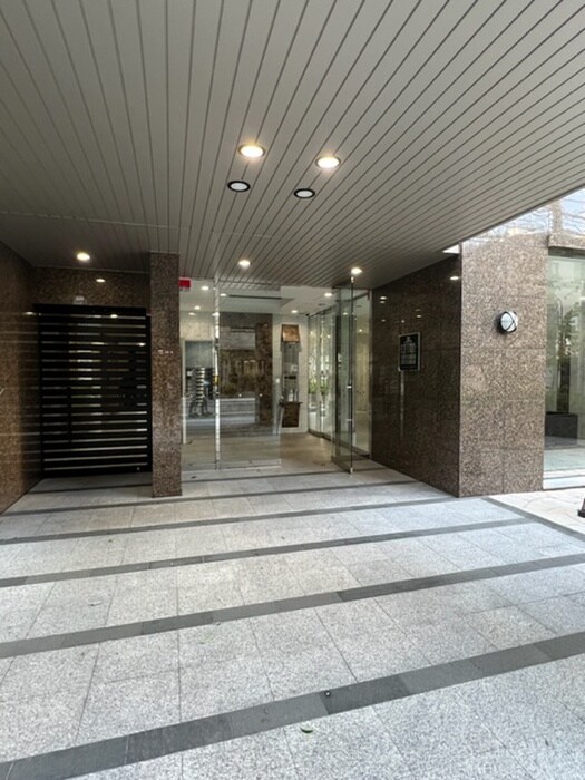 物件外観写真2　(エントランス部分)