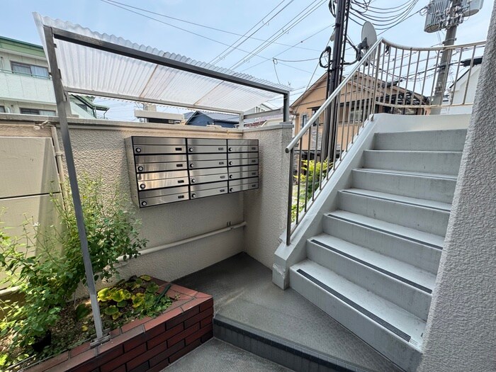 物件外観写真6　(エントランス部分)