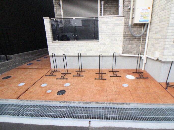 物件外観写真4　(駐輪場)
