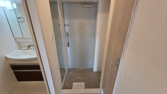 物件内観写真13　(玄関)