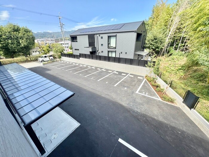 物件外観写真3　(駐車場)