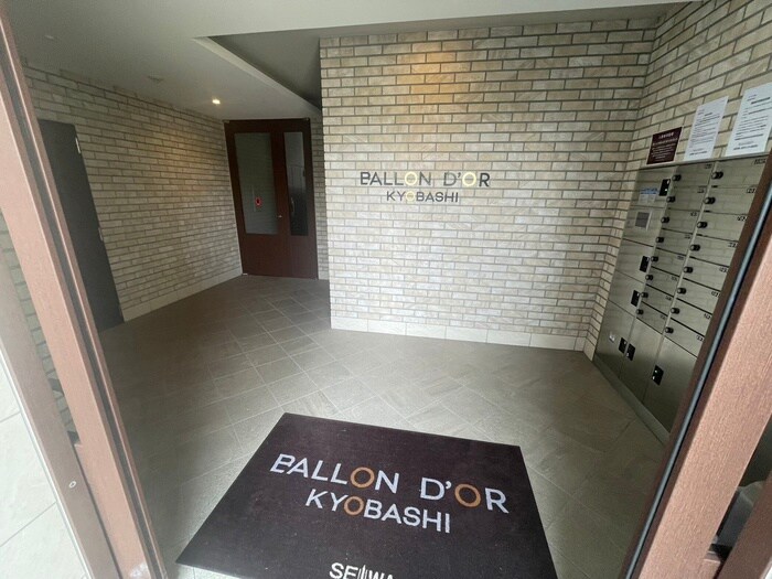 物件外観写真3　(エントランス部分)