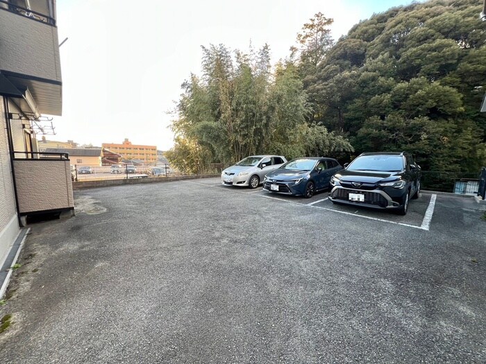 物件外観写真3　(駐車場)
