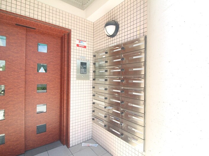 物件外観写真6　(エントランス部分)